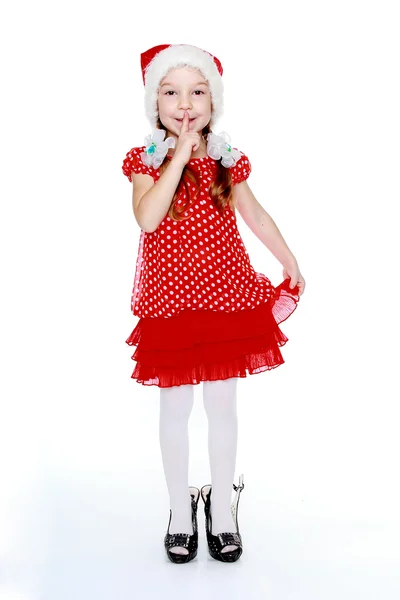 In Weihnachtsmann-Mütze kleines Mädchen in rotem Kleid und Schuhen Mutter — Stockfoto