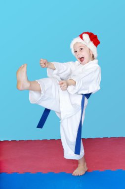 Beyaz bir kimono ve giyen şapka Noel Baba kız darbe başladı