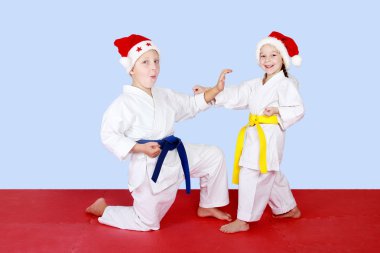 Neşeli Çocuklar Noel Baba tekniği karate yapıyor kapaklar