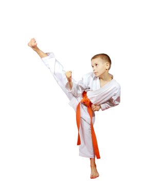 yüksek darbe ayak atlet bir kimono içinde beyaz bir arka plan üzerinde gerçekleştirir