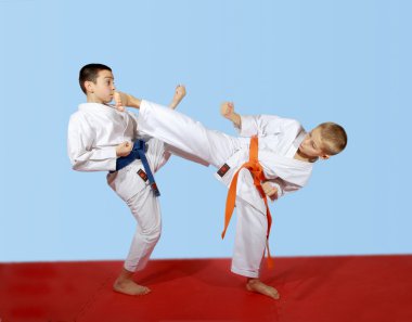 sporcular eşleştirilmiş egzersizleri beat kicks gerçekleştirmek