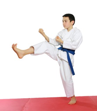 kimono mat üzerinde atlet bir tekme ayak yendi.