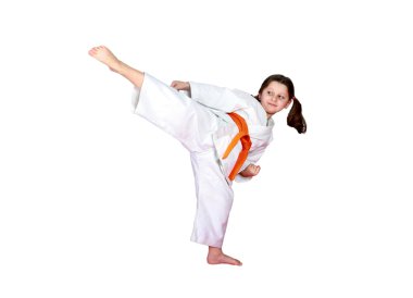 Beyaz bir arka planda küçük sporcumuz yüksek bacak tekme yendi