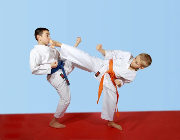 Athletes perform paired exercises beat kicks — Stock Photo, Image