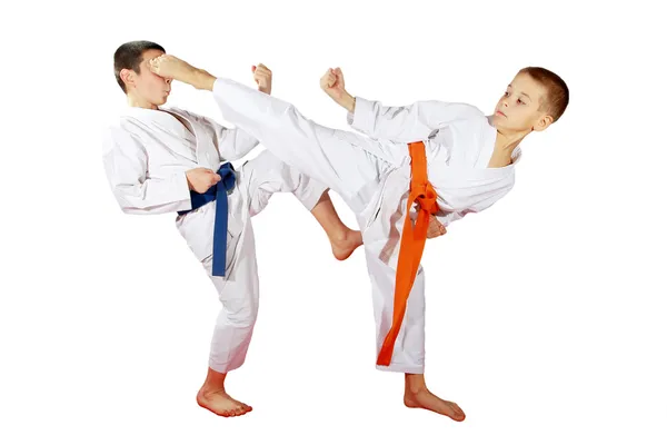 Athletes train paired exercises on a white background — Stock Photo, Image