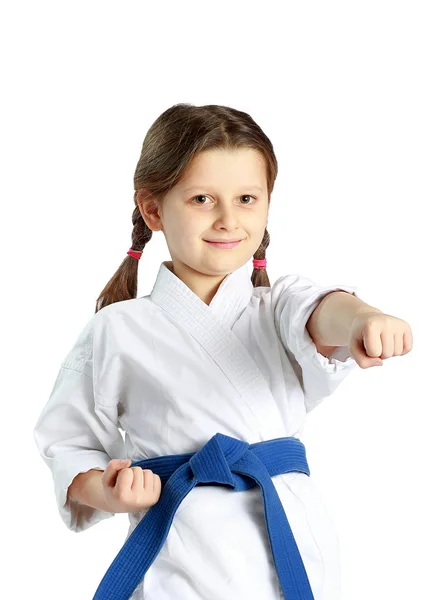 Fille avec une ceinture bleue le battement une main de poinçon sur un fond blanc — Photo