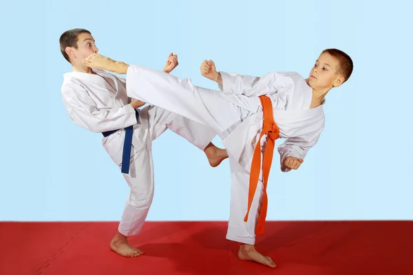 Paired exercises performed by athletes with blue and orange belt — Stock Photo, Image