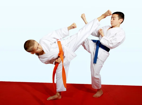 Dois atletas fazendo esportes exercícios emparelhados — Fotografia de Stock