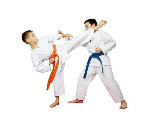 Zwei Athleten mit orangefarbenen und blauen Gürteln machen paarweise Karate-Übungen — Stockfoto