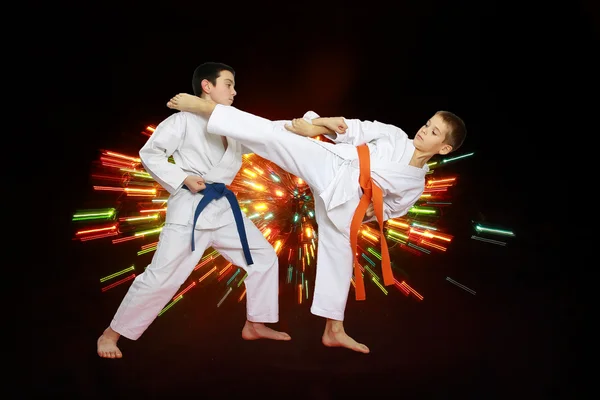 Çok renkli bir arka planda bir kimono içinde sporcuların performans tekniği karate — Stok fotoğraf