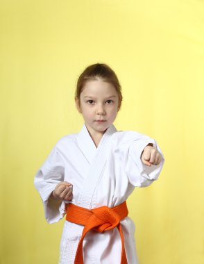 kimono kız sarı bir arka plan üzerinde sol el isabet