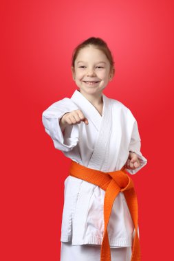 bir kimono içinde neşeli kadın atlet yumruk el isabet