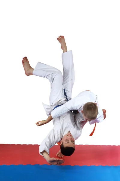 Young athletes make throws on the mat — Stock Photo, Image