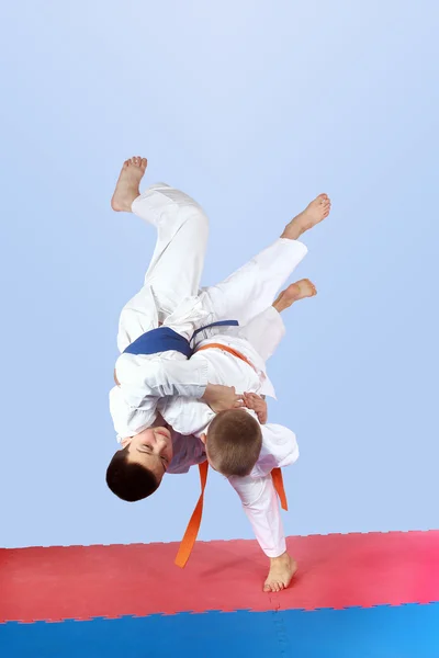 Na světlém pozadí sportovci dělá judo hodí — Stock fotografie