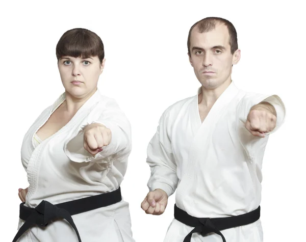 Homem e mulher em karategi estão treinando mão golpe — Fotografia de Stock