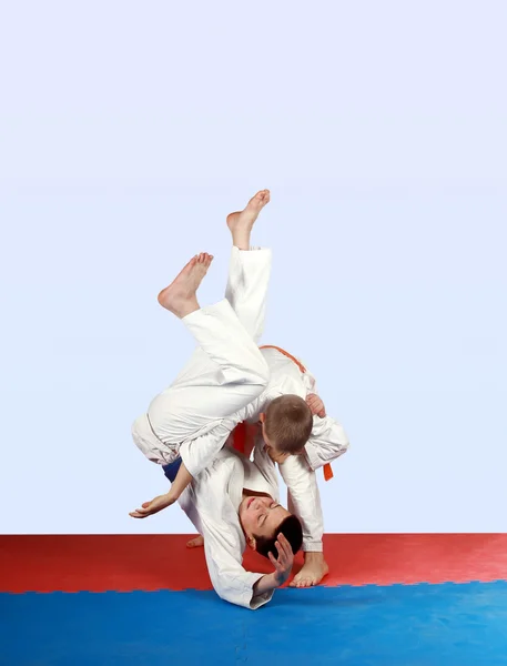 Utför kasta idrottsman i kimono med orange bälte — Stockfoto