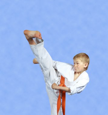 çalışkan bir sporcu eğitim tekme yoko-geri tarihinde hafif bir arka plan olduğunu