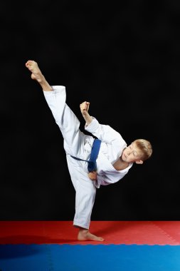 dairesel tekme bacak bir atlet ile mavi kemer atıyor