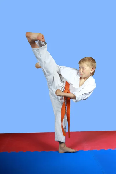 Com cinto laranja um atleta está treinando chute yoko-geri — Fotografia de Stock