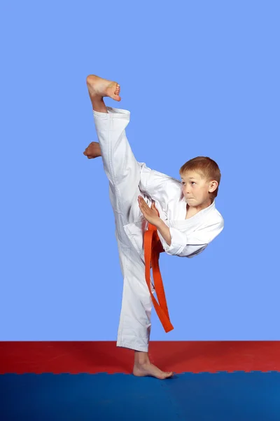 Training strike yoko-geri athlete in white karategi — Stock Photo, Image