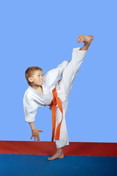 High kick Yoko-geri boy is beat in karategi — Stock Photo, Image