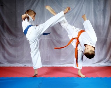 darbeler bacaklar her diğer karşılamak için sporcular karategi içinde dövüyorsun.