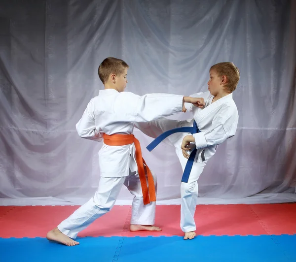 Iki küçük sporcular eşleştirilmiş egzersizleri karate eğitimi — Stok fotoğraf