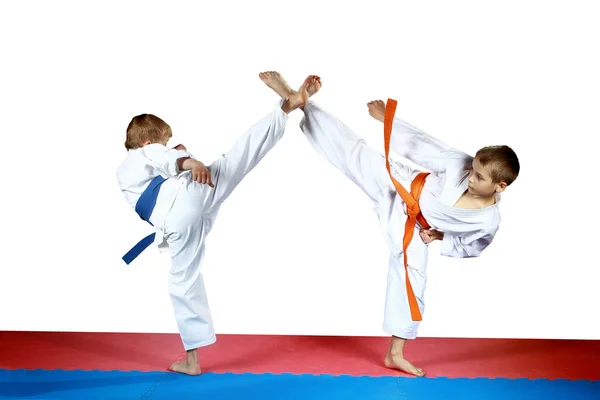 High kicks legs two athletes are training on the red and blue mat — Stock Photo, Image