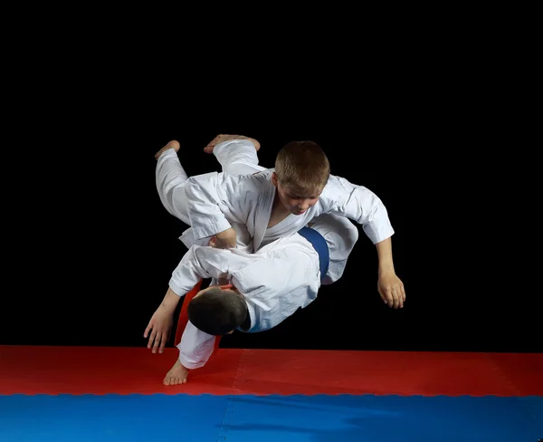 Presterende worpen met vallen zijn opleiding atleten in karategi — Stockfoto