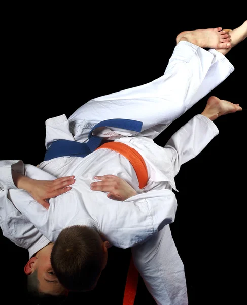 Jongens in karategi zijn training worp uki-goshi — Stockfoto