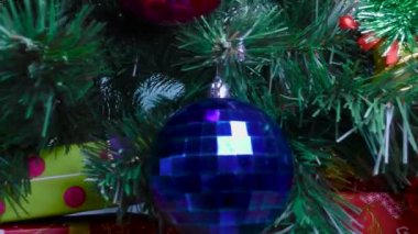 Noel ağacında noel kartı süslemeleri ve hediyeler.