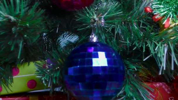 圣诞树上的新年视频卡圣诞装饰品和礼物特写 — 图库视频影像