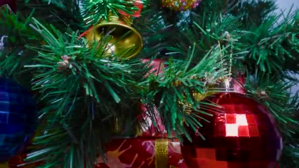 圣诞树上的新年明信片装饰品和蓝色背景的礼品特写 — 图库视频影像
