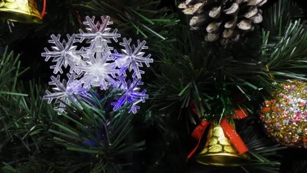 Natal Cartão Vídeo Flocos Neve Sinos Bolas Pendurar Árvore — Vídeo de Stock