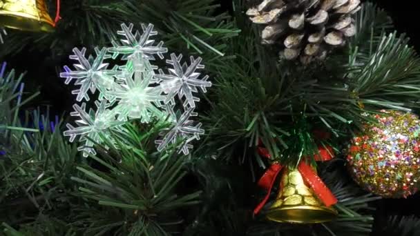 圣诞贺卡雪片铃铛锥形 球挂在一棵绿树上 — 图库视频影像