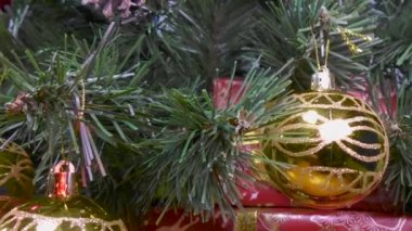 Yeni yıl video kartı, yeşil ağaçta çok renkli Noel baloları ve hediyeler.