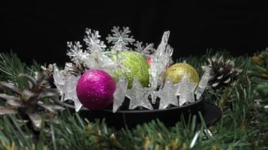 Noel ağacı dallarıyla çevrili çeşitli Noel süslemeleri