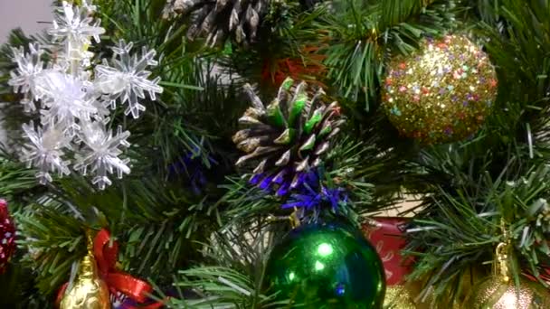 明信片上的绿色圣诞树上有不同的圣诞礼物 还有浅色背景的红色包装礼物 — 图库视频影像