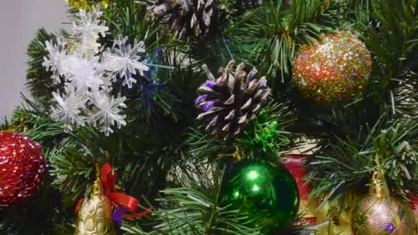 在一个浅色的背景视频明信片上的圣诞礼物和绿树上的玩具 — 图库视频影像