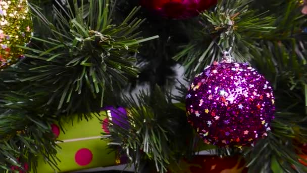 新年显卡圣诞树上的圣诞装饰品和礼物的特写活动 — 图库视频影像