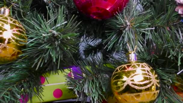 新年视频卡上的绿色圣诞树上的明亮圣诞球和礼物特写 — 图库视频影像