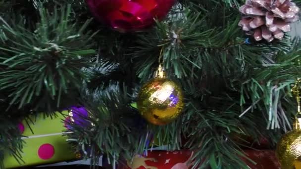 绿色圣诞树上的明信片视频玩具和红色包装特写礼物 — 图库视频影像