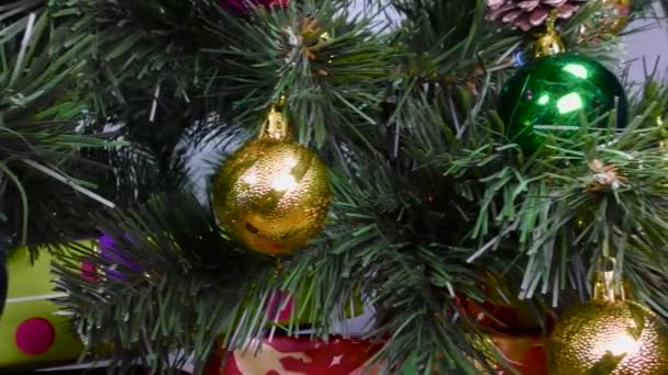 绿色圣诞树上的明信片和浅蓝色背景的红色包装礼物 — 图库视频影像