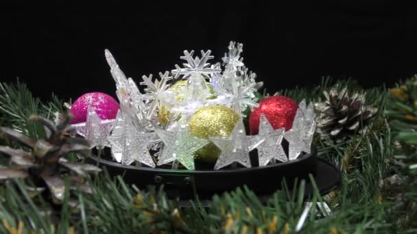 Különböző Újévi Dekorációk Forognak Körülvéve Karácsonyfa Ágak Kúpok — Stock videók