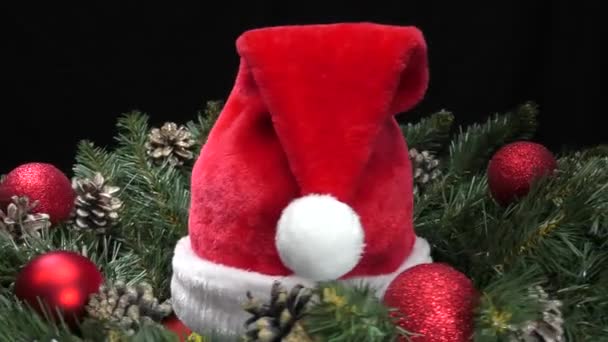 Chapeau Santa Claus Rouge Entouré Branches Vertes Cônes Pin Boules — Video