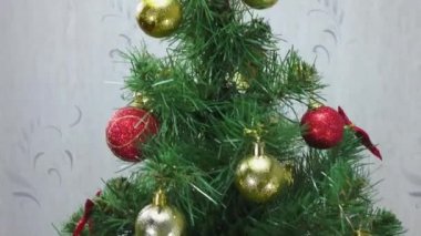 Güzel dekore edilmiş büyük yeşil Noel ağacı dönüyor
