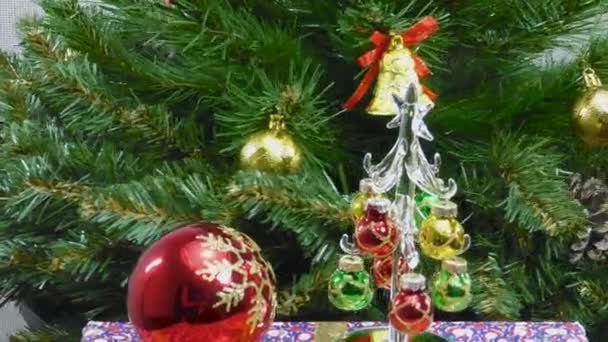 Pequeño Árbol Navidad Soporte Bolas Navidad Regalo Sobre Fondo Árbol — Vídeo de stock