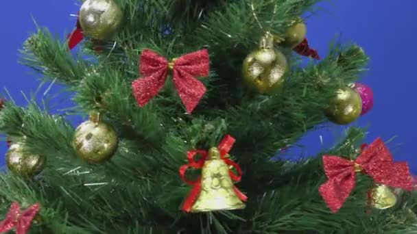 Großer Grün Geschmückter Weihnachtsbaum Auf Blauem Hintergrund — Stockvideo