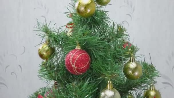 一棵装饰精美的大圣诞树慢慢地在礼物旁边旋转着 — 图库视频影像