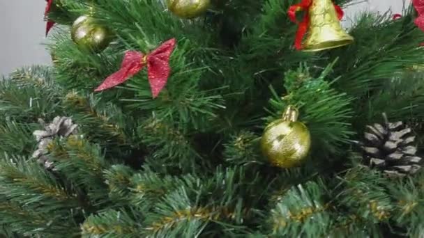 Gran Árbol Navidad Verde Bellamente Decorado Gira Lentamente — Vídeo de stock